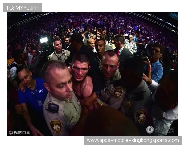 UFC 选手强吻对手引发混乱 UFC 选手强吻对手引发混乱